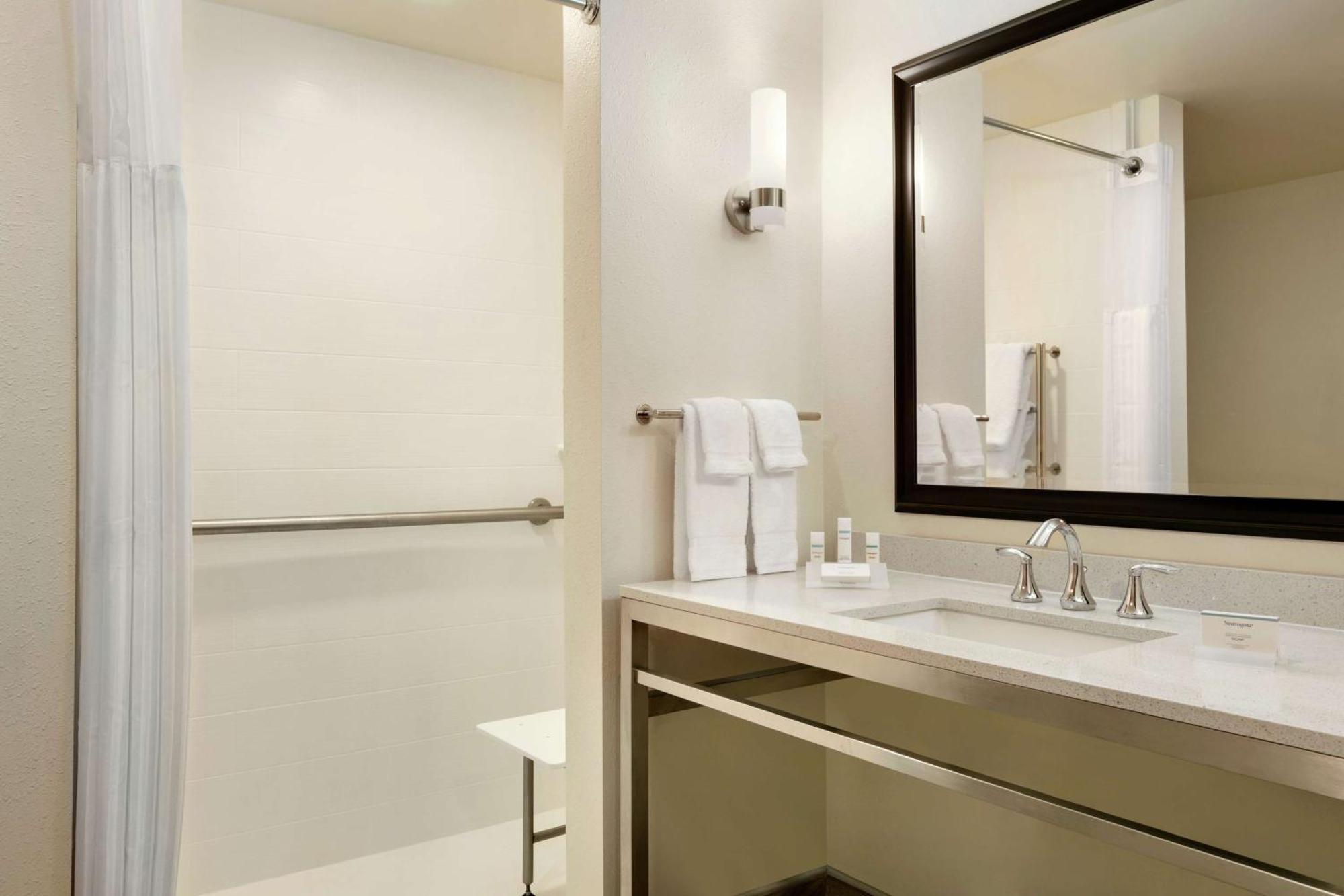 Hilton Garden Inn Стейтсвилл Экстерьер фото