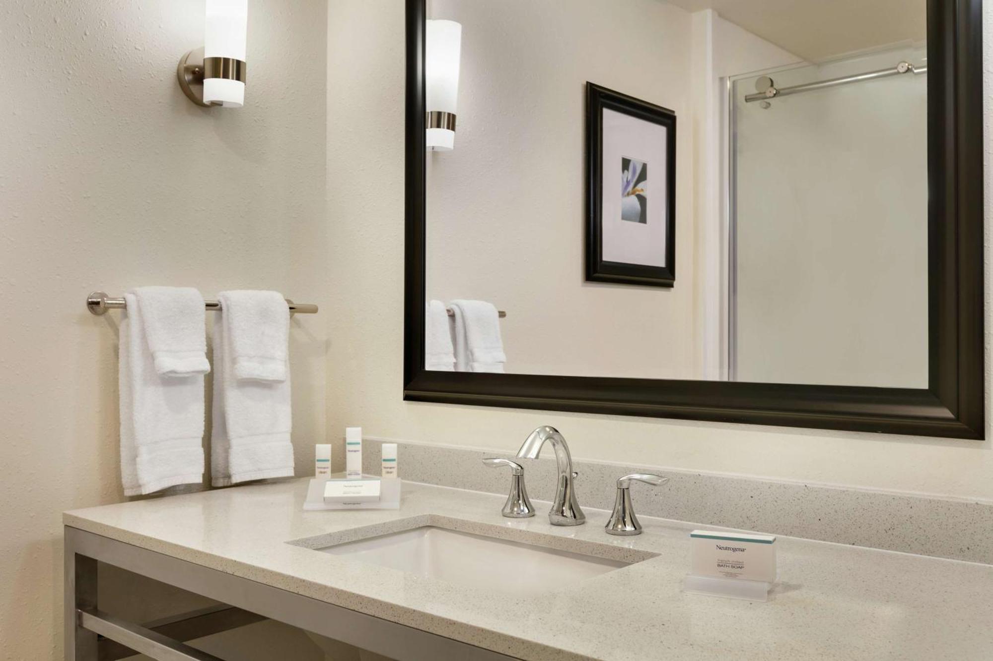 Hilton Garden Inn Стейтсвилл Экстерьер фото